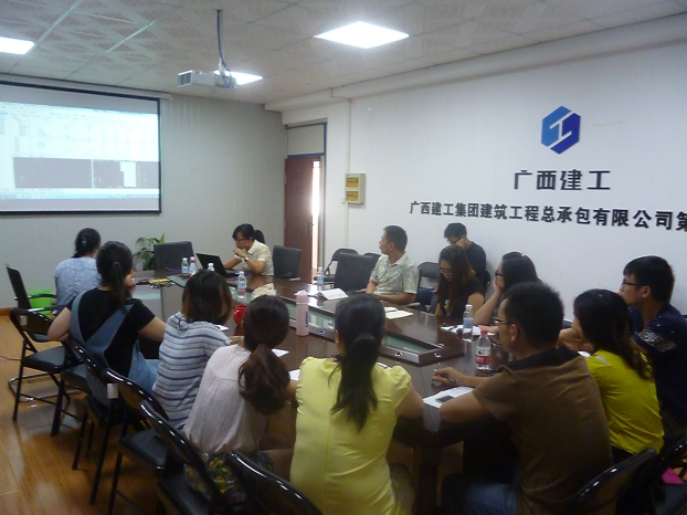 广联达BIM中心专业人员在为现场人员仔细解说