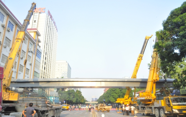 早上出门，市民惊喜地发现星湖路上横空多出了两座30多米长的天桥