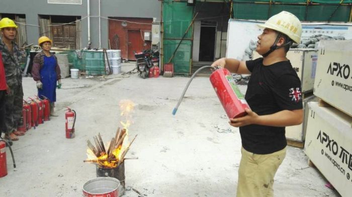 向金涛在做灭火器操作示范.jpg