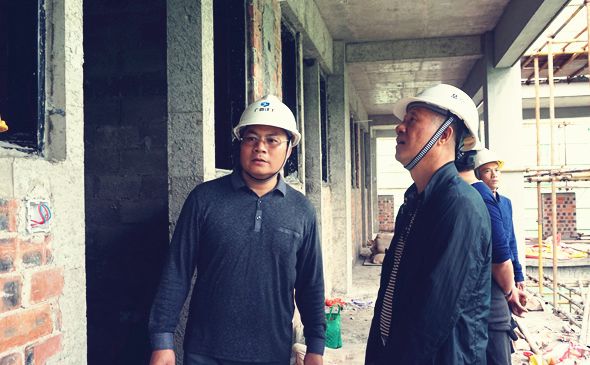 抓好思想教育的同时，更要抓好出产经营，项目党支部书记李日霄时时钻进工地与分公司辅导进建现场治理知识.jpg