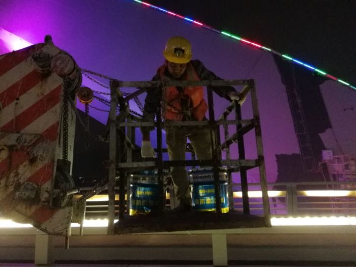 1南宁大桥喷涂工程施工现。鸹 摄）.jpg