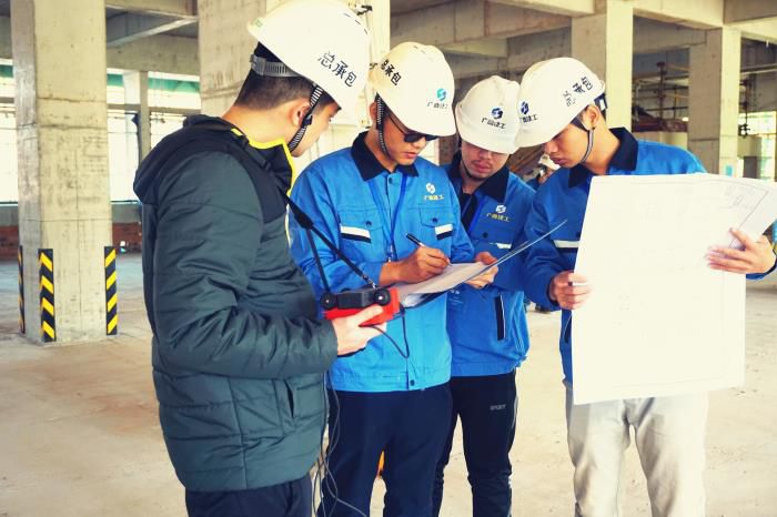 蔡仁辉（右一）参加现场质量测评工作，并虚心向前辈叨教质量技术节造知识。谢微旋 摄.jpg