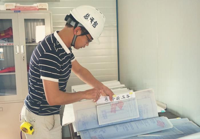 卷尺不离身，能下工地，也能仔细的整顿好每一份资料。谢微旋 摄.jpg