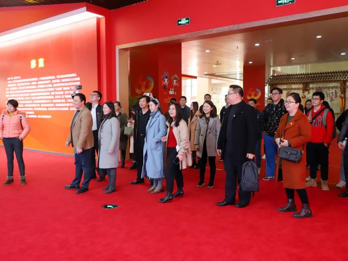 参观活动现场。郑诗宝 摄.jpg