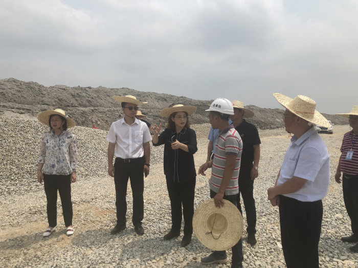 2实地查看施工现场。卢丽君 摄700.png