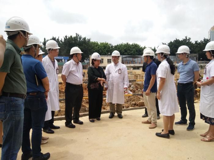 3.视察现场；苹莘 摄700.jpg