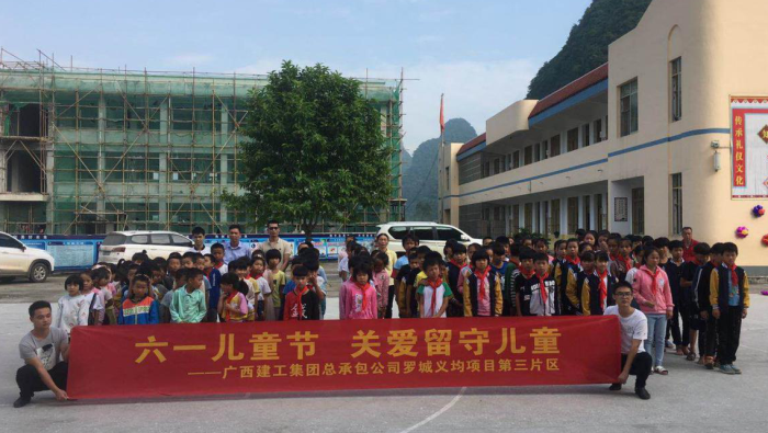 3与八联幼学的学生们合影留想。马国敏 摄700.png