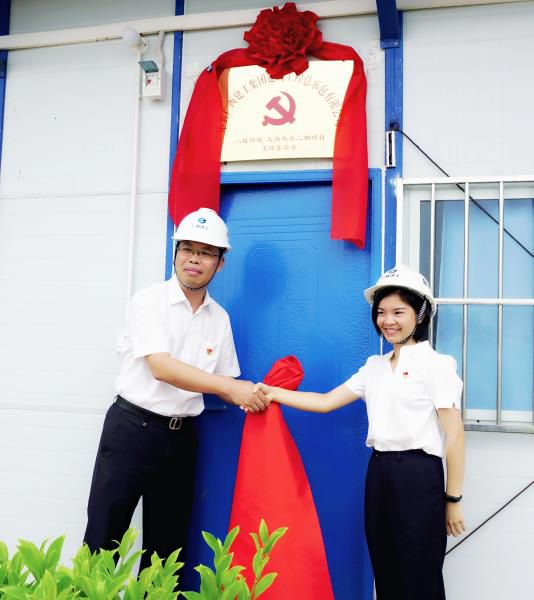 4.1陈祖训为项目党支部成立揭牌。谢微旋 摄700.JPG