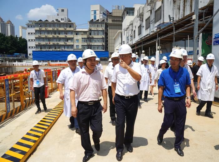 4黄俊华视察项目部。 刘萌萌 摄700.jpg