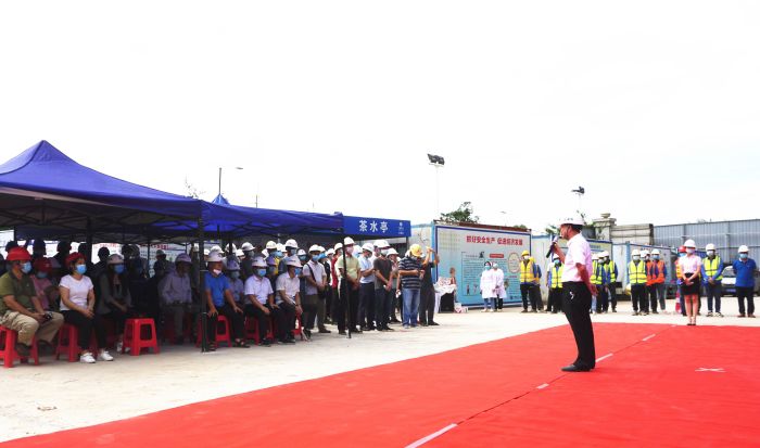 公司安全总监张强为演练进行点评。谢微旋 摄.jpg