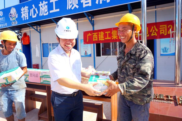 岑廷义为工人发放清冷慰问品。谢微旋 摄.jpg