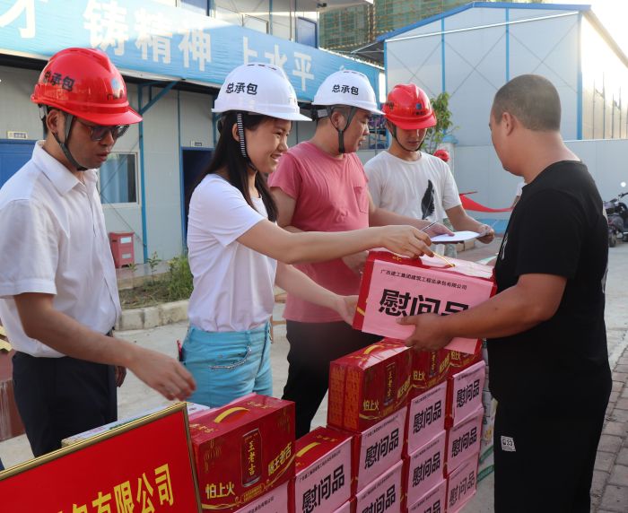 发放慰问品。 杨俊峰 摄.jpg