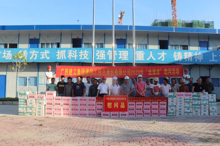 慰问现场。 杨俊峰 摄.jpg