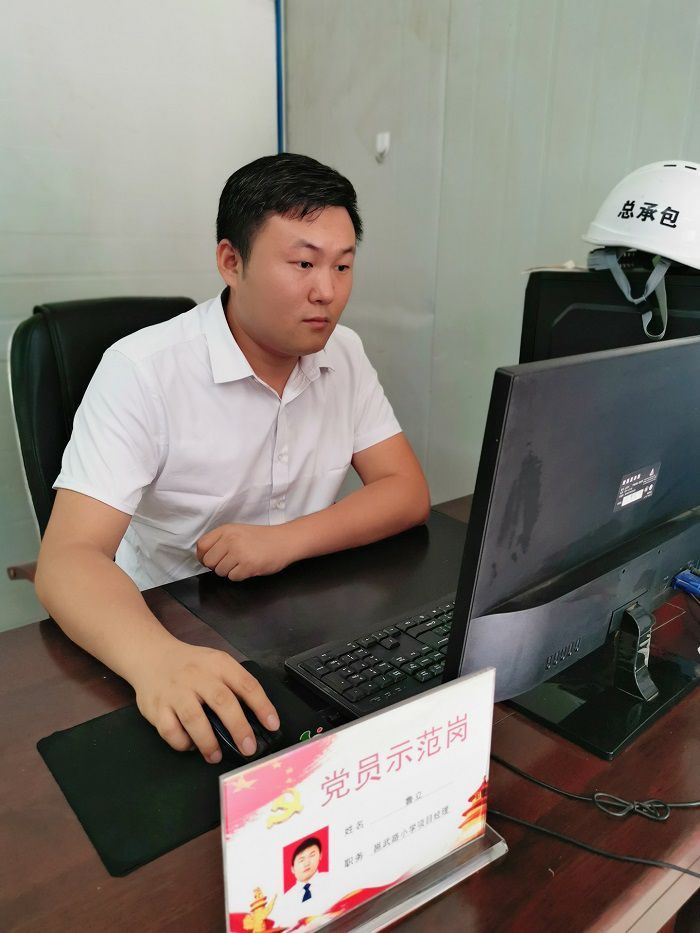 鲁立在办公室。冯翔  摄.jpg