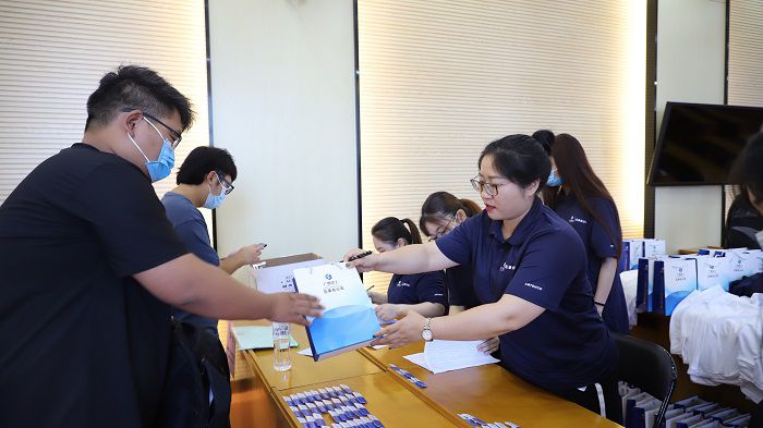 为新员工发放胸片、衣服等。李立云 摄.JPG