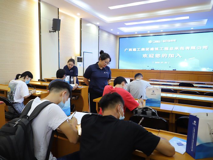 新员工签署劳动合同。李立云 摄.JPG