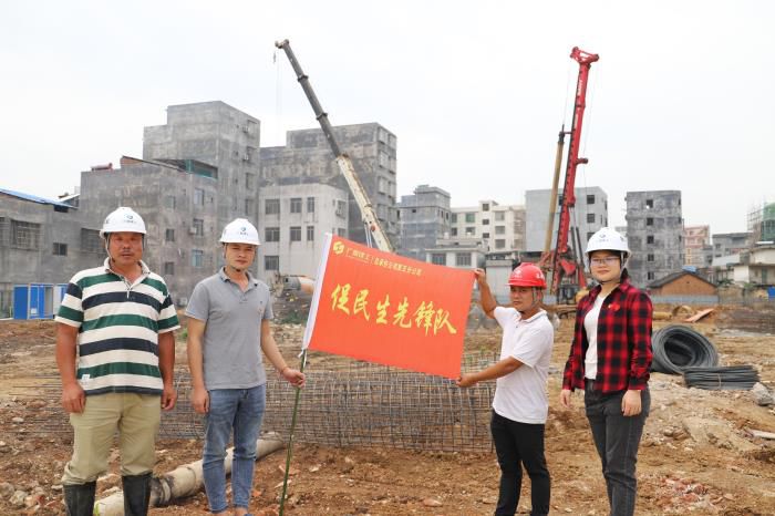 5.1授旗现场。侯健杰 摄 (2)700.JPG