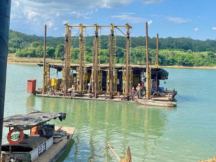 水下爆破作业现场。 黄璐璐 摄.jpg