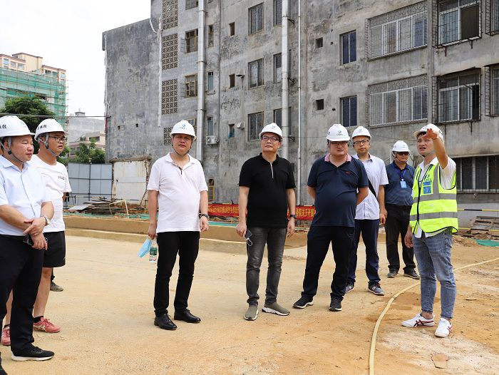 查抄现场。侯健杰 摄.JPG