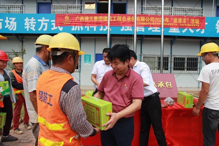 岑廷义在给工人发放慰问品。邓灿滨 摄.JPG