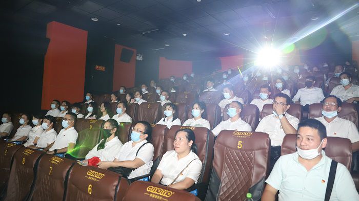 5号厅观影人员合影。邓灿滨 摄.JPG