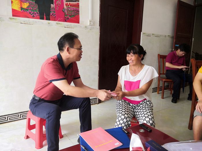 02陈祖训到结队助扶穷困户家中走访.jpg