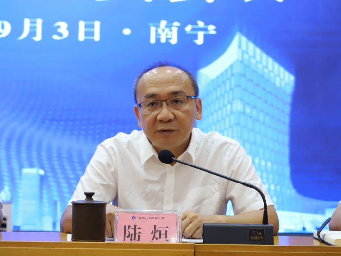 陆烜主持。李立云 摄.jpg