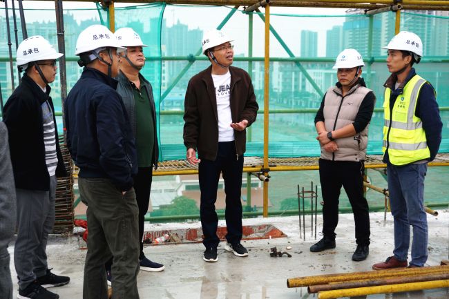 查看现场施工情况；瓶『 摄.jpg