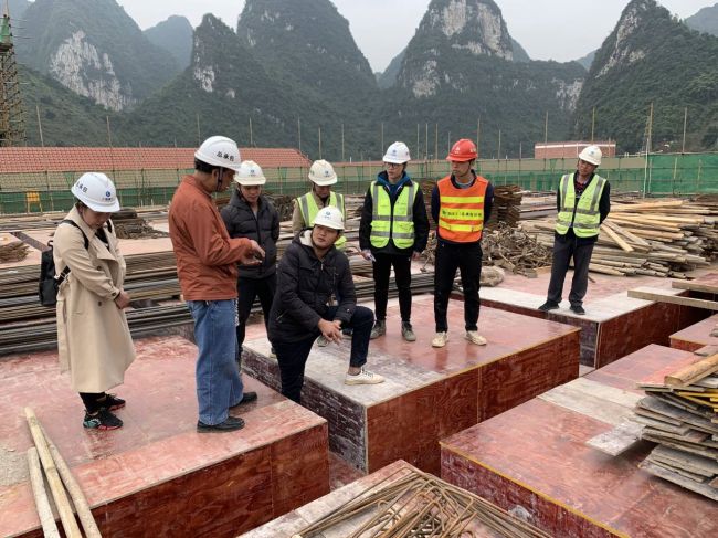 宏伟模板施工现场。陈志健 摄.jpg