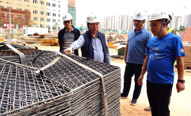 公司党委副书记、纪委书记、工会主席岑廷义深刻现场查看。谢微旋 摄.jpg