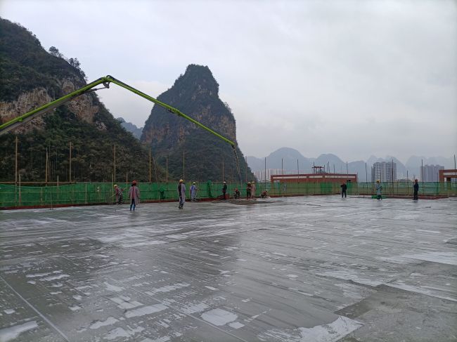 风雨操场食堂屋面层混凝土浇筑现场。陈志健 摄.jpg