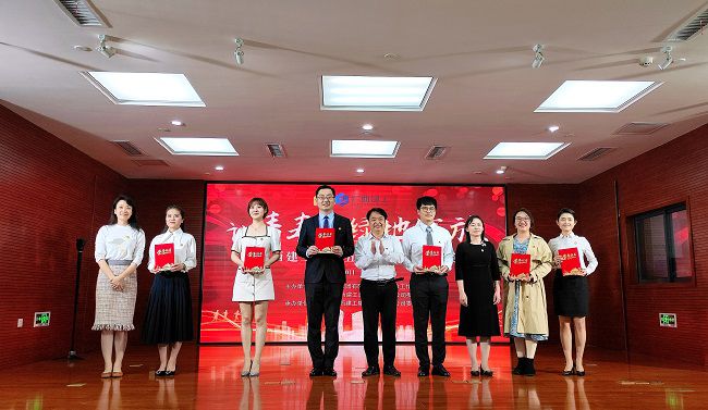 领奖现场。郑诗宝 摄（建图）.jpg