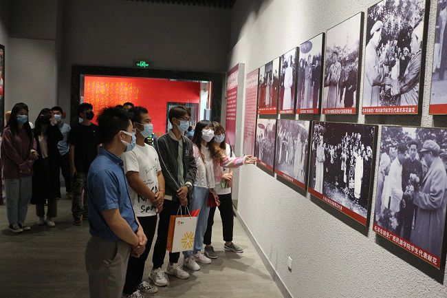 参观进建现场。张钊林 摄（建图）.jpg