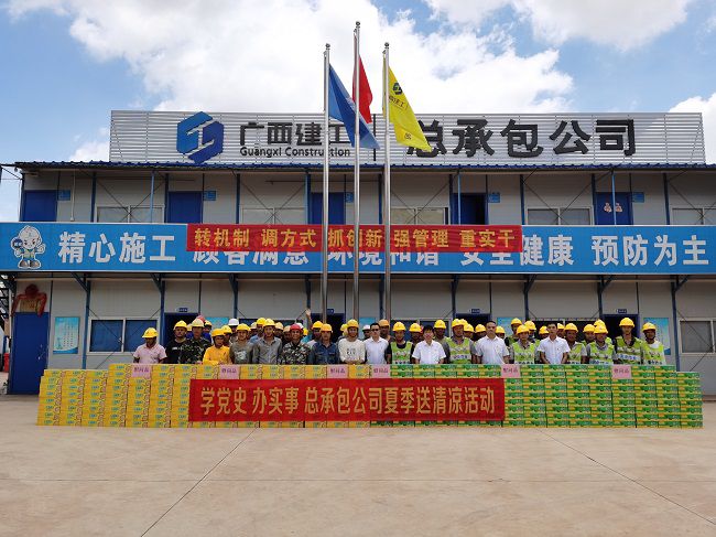 送清冷活动。韦文 摄（建图）.jpg