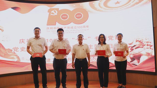 赠送政治生日贺卡合影。卢勤 摄（建图）.jpg