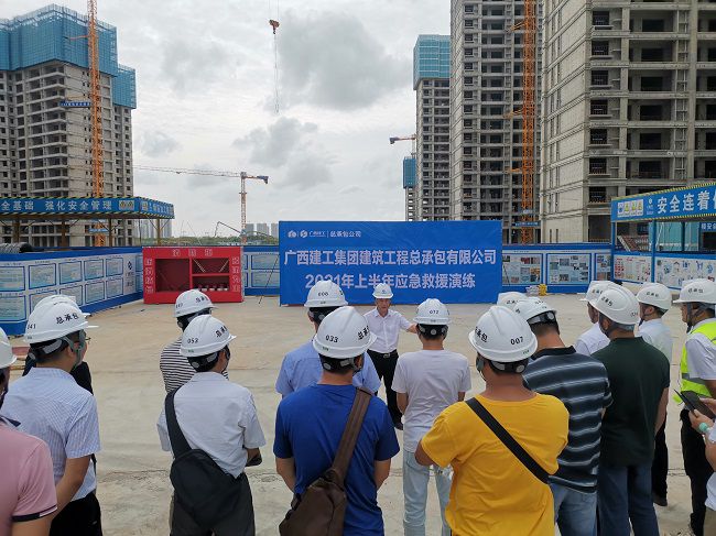 张强在演练前做批示；票ι 摄（建图）.jpg