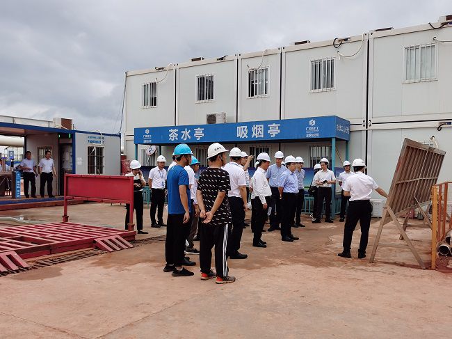 孙大光在听取项目情况汇报。祁建强 摄（建图）.jpg