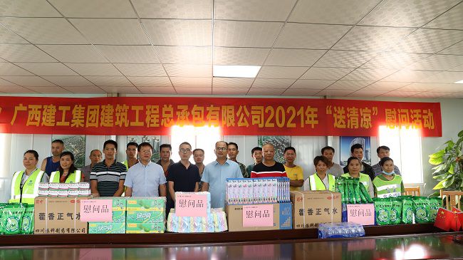 合影。杨钰 摄（建图）.jpg