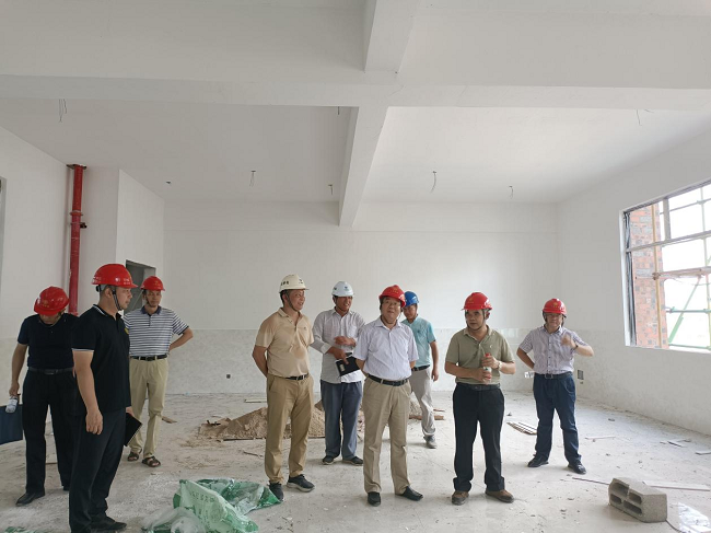 实地查看项目建设。莫杰妃 摄（建图）.png