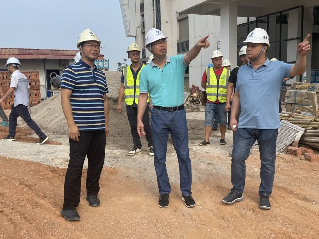 1陈祖训深刻项目一行领导 刘博群摄.jpg