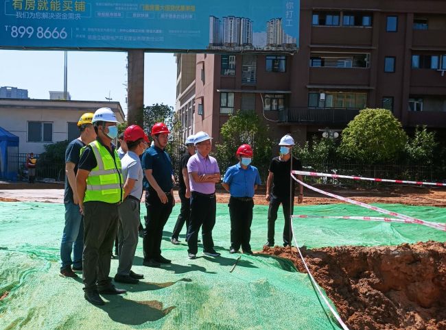 1刘涛（右三）在项目现场调研。蔡淑萍 摄（原图）.jpg