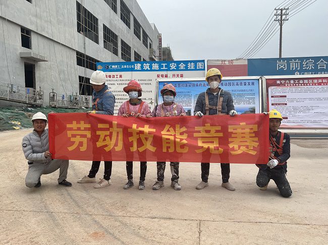 表墙涂料组合影。廖之锭 摄（建图）.jpg