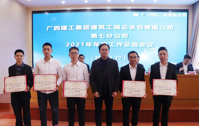 陈祖训为获奖职工宣告证书。周煜川 摄（建图）.jpg