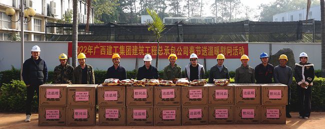 （建图）与一线工人合影。谢微旋 摄.jpg