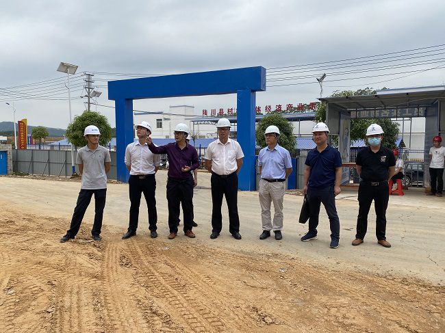 蔡桂全（右四）在项目查抄。廖益通 摄（建图）.jpg