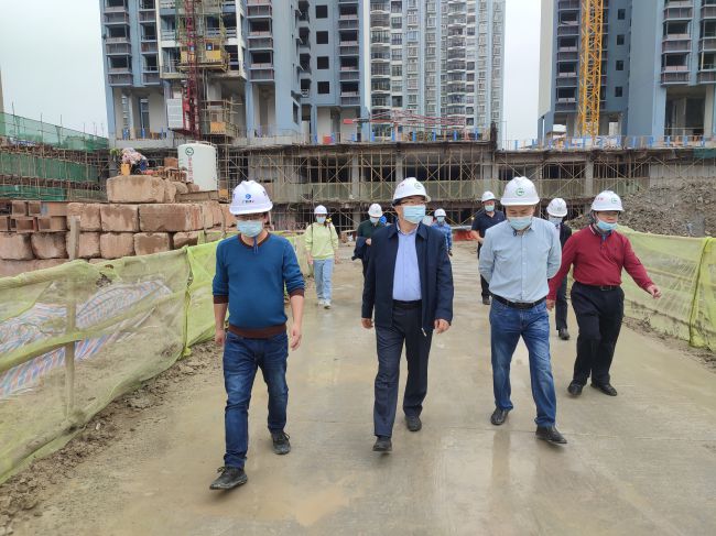 查抄施工质量。梁观德 摄（建图）.jpg