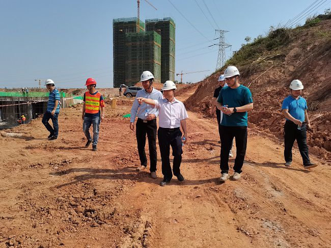 到直属分公司大派河项目查抄。梁海燕 摄（建图）.jpg