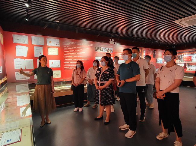 参观进建现场。王莹 摄（建图）.jpg