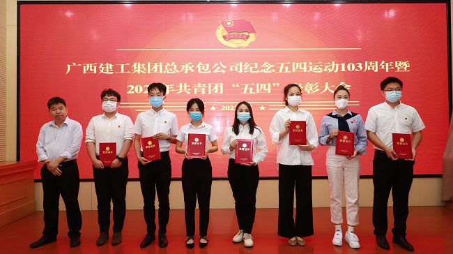 赞美优良团干。 李立云 摄（建图）.jpg