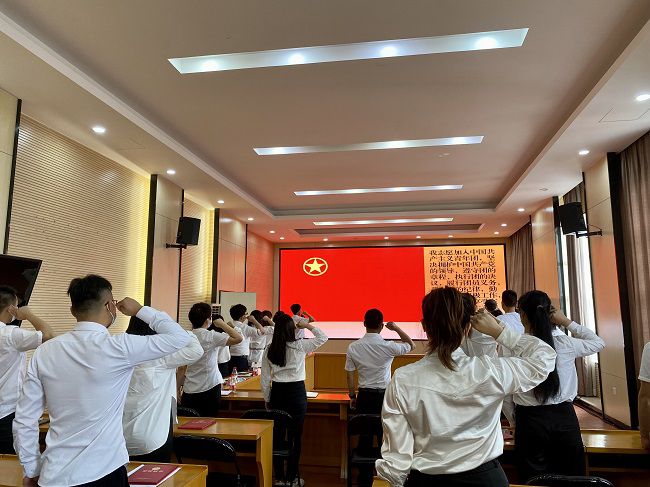 沉温入团誓词；畦磋 摄（建图）.jpg